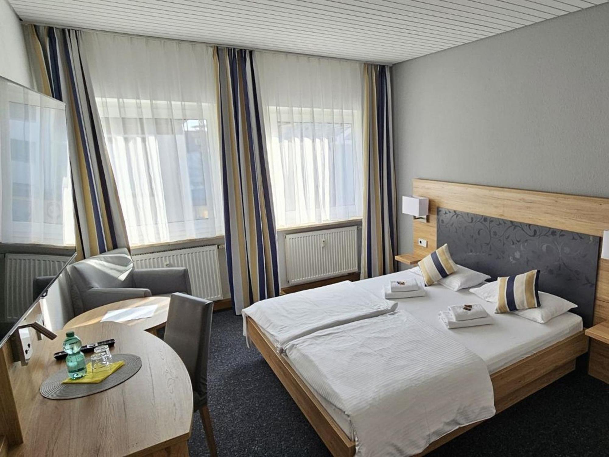 Hotel Hirsch ギュンツブルク エクステリア 写真