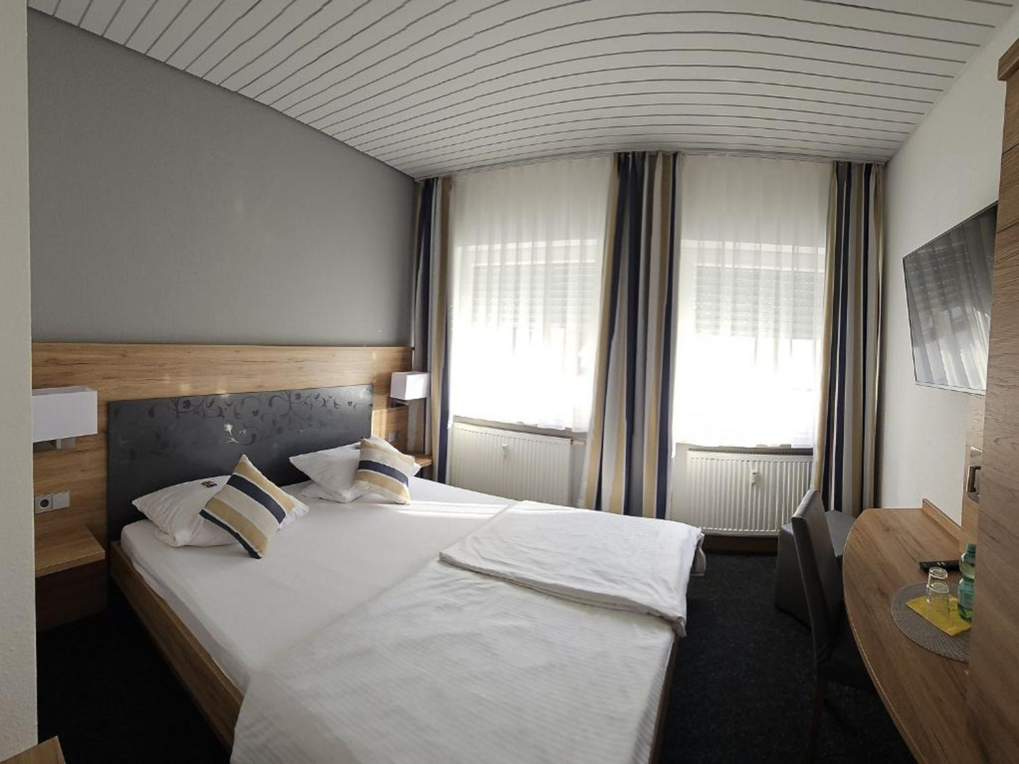 Hotel Hirsch ギュンツブルク エクステリア 写真